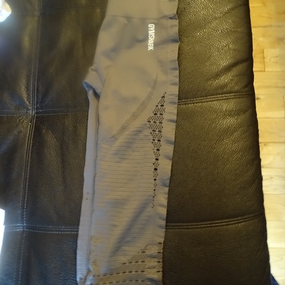 GYMSHARK CROPPED LEGGINGS - Picture 2 of 3